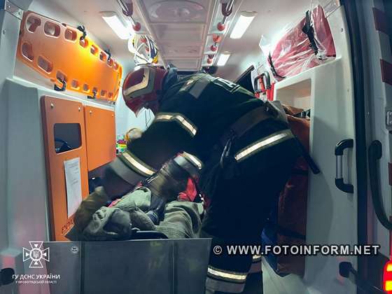 На Кіровоградщині рятувальники допомогли врятувати хвору жінку (ФОТО)