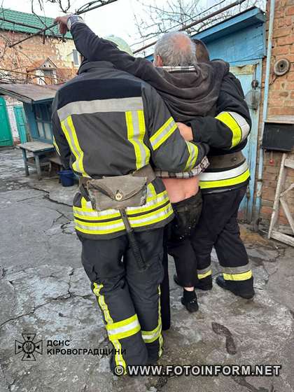 27 березня о 17:29 до Служби порятунку 101 надійшло повідомлення про те, що у Кропивницькому по пров. Кавказькому чоловік на власному подвір’ї не може вибратись із ями.