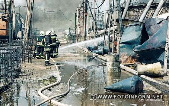 У Кропивницькому масштабна пожежа: горить підприємство