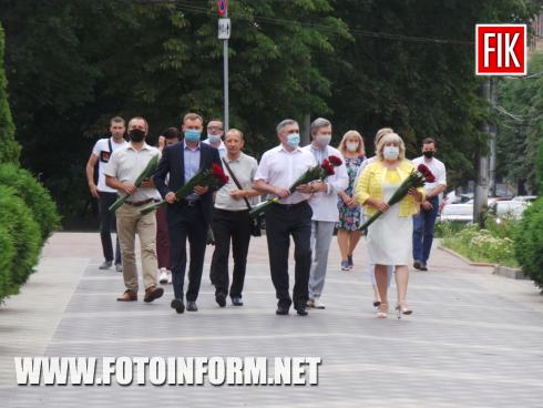 Сьогодні, 28 липня, з нагоди 140-ої річниці від Дня народження Володимира Винниченка у Кропивницькому відбулося покладання квітів до його пам’ятника. 