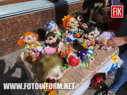 Зараз перед Кіровоградським обласним художнім музеєм відбувається виставка-ярмарок, яку вже традиційно й багато років проводять творче об