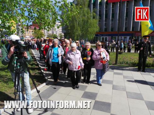 Сьогодні, 26 квітня, у Кропивницькому відбулася пам’ятна хода та покладання квітів до пам’ятника «Жертвам Чорнобиля», повідомляє FOTOINFORM.NET