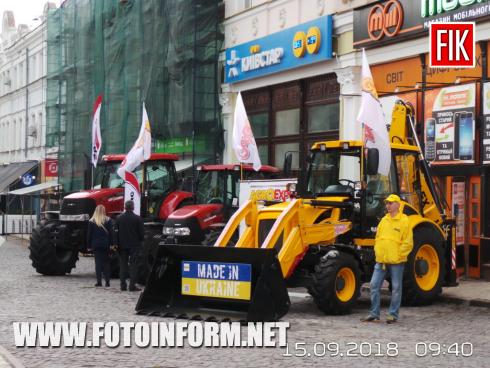 Сьогодні, 15-го вересня, в День міста у Кропивницькому на центральній площі міста відбувається виставка ретро автомобілів та мотоциклів, пожежної техніки та сучасної аротехніки 