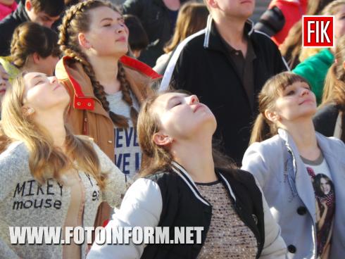 Сегодня, 7 апреля, в день Всемирного здоровья Кировоградская сеть ЛЖВ собрала всех желающих кировоградцев на общегородскую утреннюю зарядку «Здоровым быть модно», которая состоялась в центре города на площади Героев Майдана.
