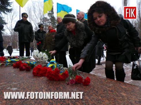 29 січня покладанням квітів до пам’ятного знака загиблим учасникам АТО у Кропивницькому вшанували пам’ять Героїв Крут.