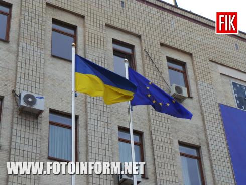 Зараз на площі Героїв Майдану відбувається урочиста церемонія підняття Державного Прапора України та Прапора Європейського союзу з нагоди відзначення Дня Європи.
