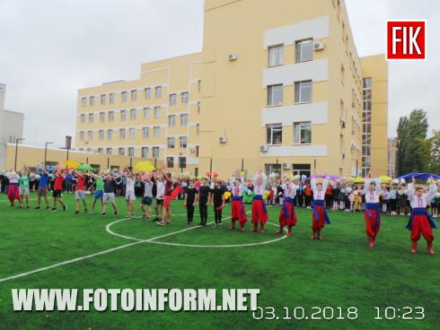 Сьогодні, 3 жовтня, в гімназії-інтернат-школа мистецтв відбулося відкриття футбольного поля зі штучним покриттям.