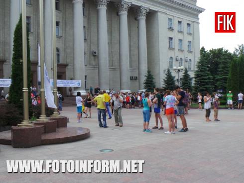 Только что в центре Кировограда возле горсовета состоялось поднятие Олимпийского флага.