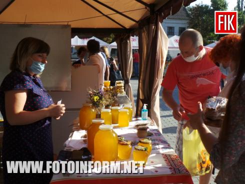 Сьогодні, 19 серпня, у місті Кропивницький на території регіональної торгово-промислової палати проходить медовий ярмарок, повідомляє FOTOINFORM.NET