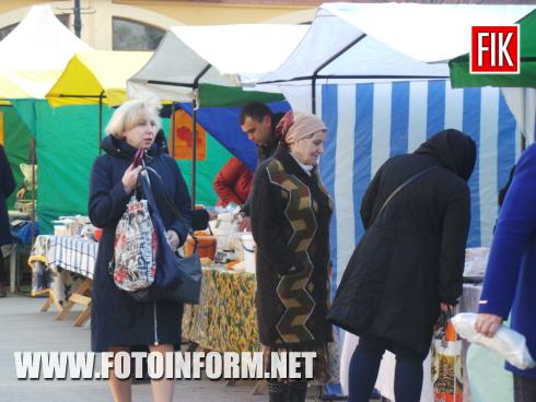 Сьогодні, 5 квітня 2019 року, біля міськради Кропивницького розпочався незвичний ярмарок з продажу продуктів для приготування пісних страв, повідомляє FOTOINFORM.NET