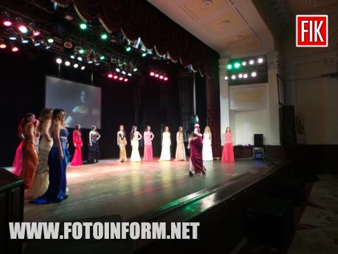 Зараз на сцені Кіровоградської обласної філармонії розпочався конкурс жіночності та краси «Королева Кропивницького 2019», повідомляє FOTOINFORM.NET