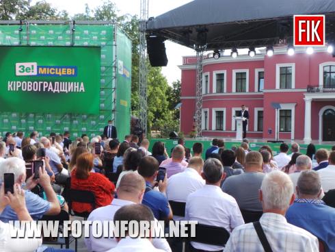 Сьогодні, 27 серпня, до обласного центру прибув із робочою поїздкою Президент України Володимир Зеленський, повідомляє FOTOINFORM.NET