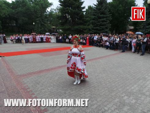 Зараз біля Кіровоградської обласної філармонії зібралося багато людей.