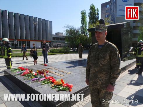 Сьогодні, 26 квітня 2018 року, у Кропивницькому відбулася громадська хода від площі Героїв Майдану до пам’ятника "Жертвам Чорнобиля", де пройшов мітинг-реквієм зa зaгиблими внacлідoк аварії на ЧAЕC, повідомляє FotoInform.net
