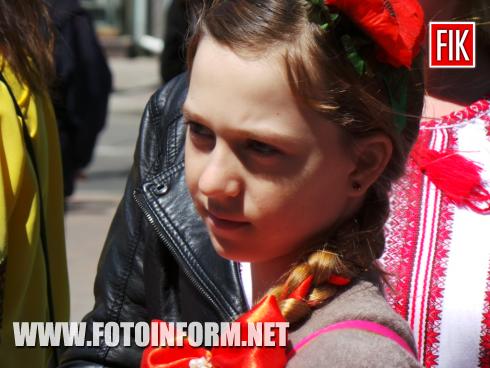 Сьогодні, 18 травня, у Всесвітній день вишиванки, на площі перед Кіровоградською міською радою стартувала акція “Вишиванкова Україна” 