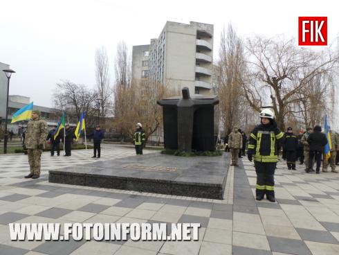 Сьогодні, 13 грудня, у місті Кропивницький відбулась урочиста церемонія покладання квітів до пам’ятного знаку «Жертвам Чорнобиля», повідомляє FOTOINFORM.NET