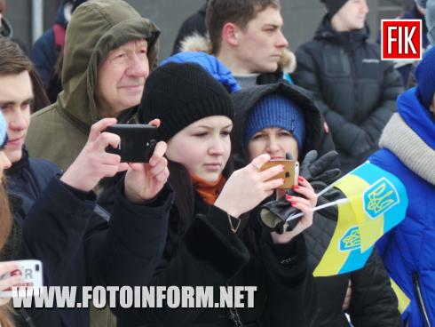 Сьогодні, 22 січня 2018 року, у Кропивницькому нa площі Богдaнa Хмельницького відбулися урочистості, присвячені Дню Соборності України, повідомляє FOTOINFORM.NET