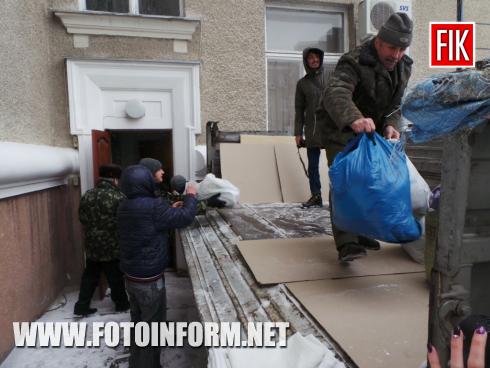 Сьогодні, 7 лютого, від приміщення Кіровоградської міської ради відправили зібрані кропивничанами теплі речі в Авдіївку