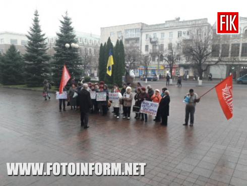 Сьогодні, з самого ранку, на площі перед будівлею Міської ради міста Кропивницького відбувається пікет, повідомляє FOTOINFORM.NET