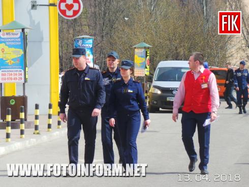 Сьогодні, 13 квітня, Управлінням ДСНС в Кіровоградській області проводиться перевірка щодо дотримання вимог пожежної безпеки у приміщеннях ТЦ «Велмарт». 
