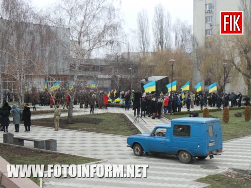 Сьогодні, 13 грудня, у місті Кропивницький відбулась урочиста церемонія покладання квітів до пам’ятного знаку «Жертвам Чорнобиля», повідомляє FOTOINFORM.NET