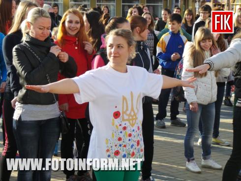 Сегодня, 7 апреля, в день Всемирного здоровья Кировоградская сеть ЛЖВ собрала всех желающих кировоградцев на общегородскую утреннюю зарядку «Здоровым быть модно», которая состоялась в центре города на площади Героев Майдана.
