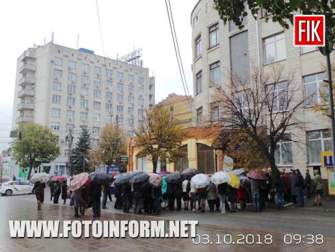 Сьогодні, 3 жовтня, у Кропивницькому біля обласного інституту післядипломної педагогічної освіти імені Василя Сухомлинського 
відбулося відкриття пам