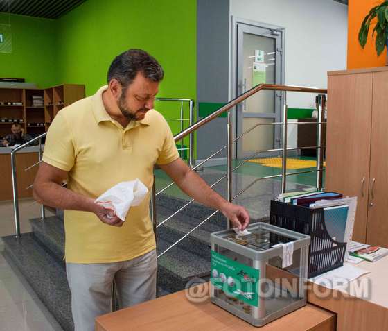 У Кропивницькому збирають банкноти та монети на допомогу ЗСУ