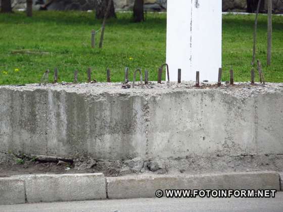 з алеї сакур прибрали бігборд