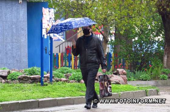 фото игоря филипенко, Злива у Кропивницькому: містяни повдягали гумові чоботи та взяли парасольки (фоторепортаж)