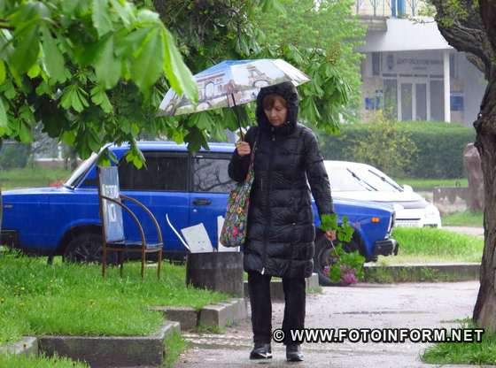 фото игоря филипенко, Злива у Кропивницькому: містяни повдягали гумові чоботи та взяли парасольки (фоторепортаж)