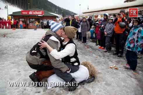 Кияни перемогли у чемпіонаті з подолання перешкод із жінкою на шиї (фото)