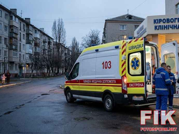 Автомобіль екстреної допомоги біля лікарні у Кропивницькому після госпіталізації постраждалих від чадного газу