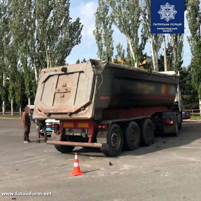 У Кропивницькому іномарка врізалася у вантажівку (Фоторепортаж)