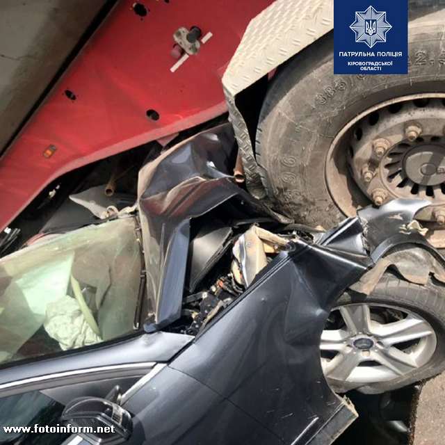 У Кропивницькому іномарка врізалася у вантажівку (Фоторепортаж)