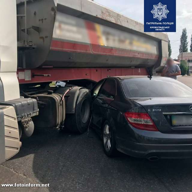У Кропивницькому іномарка врізалася у вантажівку (Фоторепортаж)