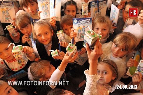 Сегодня, 24 сентября 2013 года, в рамках празднования Всемирного дня школьного молока, в средней школе пгт Капитановка Новомиргородского района Кировоградской области состоялся открытый урок основ здорового питания для учеников младших классов. Праздник, организованный компанией «Тетра Пак», посетили руководители района и области.