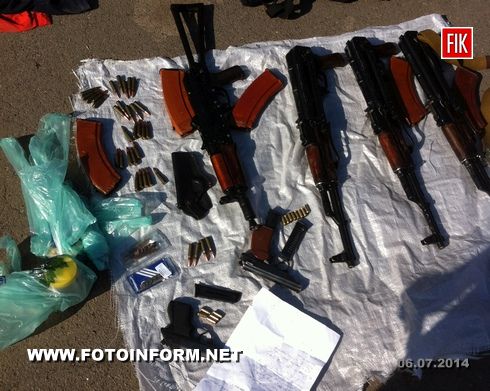 http://www.fotoinform.net/news/novosti-na-ukrainskom-yazike/kirovogradshina-vilucheno-tri-avtomati-akms-74-ta-odin-aksu-shist-pistoletiv-nastupalnu-granatu-rgd-.html#axzz2u8BtA4hl