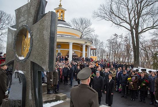 Президент Петро Порошенко разом з дружиною Мариною Порошенко вшанували пам’ять оборонців української державності, які загинули у бою поблизу селища Крути.