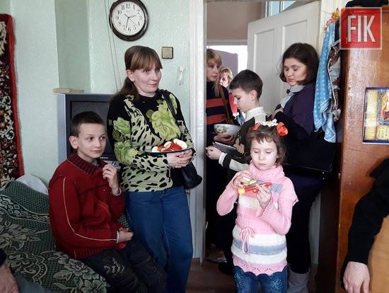 Недільна школа для діток з обмеженими можливостями, котра діє при Спасо-Преображенському соборі, заступник керівника єпархіального Відділу благодійності і соціального служіння протоієрей Іван Шемедюк та лікар-онколог, громадський діяч Андрій Гардашніков завітали до будинку для престарілих «Милосердний самарянин» та привітали насельників зі святом Масляної і наступаючим Великим постом. 