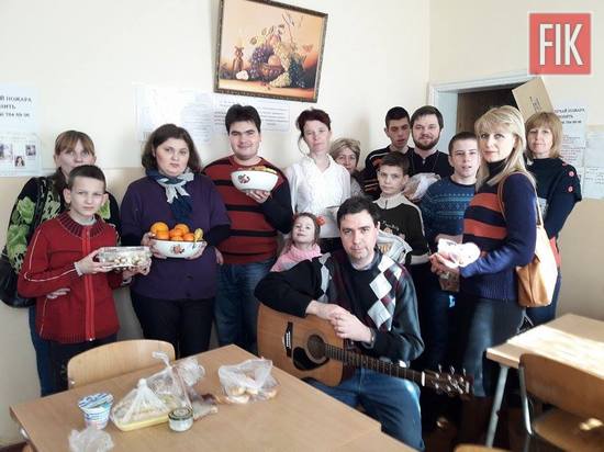 Недільна школа для діток з обмеженими можливостями, котра діє при Спасо-Преображенському соборі, заступник керівника єпархіального Відділу благодійності і соціального служіння протоієрей Іван Шемедюк та лікар-онколог, громадський діяч Андрій Гардашніков завітали до будинку для престарілих «Милосердний самарянин» та привітали насельників зі святом Масляної і наступаючим Великим постом. 