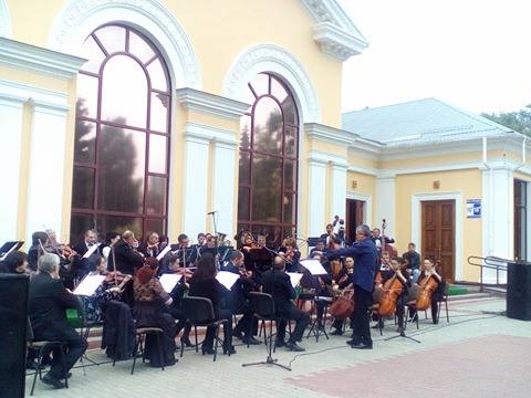 У Кропивницькому, з нагоди відкриття ХХ Всеукраїнського фестивалю камерної та симфонічної музики "Травневі музичні зустрічі", вперше на філармонійній площі відбувся концерт під відкритим небом.