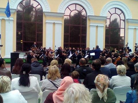У Кропивницькому, з нагоди відкриття ХХ Всеукраїнського фестивалю камерної та симфонічної музики "Травневі музичні зустрічі", вперше на філармонійній площі відбувся концерт під відкритим небом.