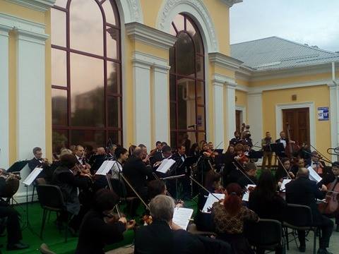 У Кропивницькому, з нагоди відкриття ХХ Всеукраїнського фестивалю камерної та симфонічної музики "Травневі музичні зустрічі", вперше на філармонійній площі відбувся концерт під відкритим небом.