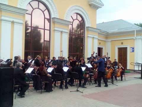 У Кропивницькому, з нагоди відкриття ХХ Всеукраїнського фестивалю камерної та симфонічної музики "Травневі музичні зустрічі", вперше на філармонійній площі відбувся концерт під відкритим небом.