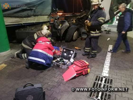 вивільнили чоловіка, затиснутого конструкціями вантажного автомобіля