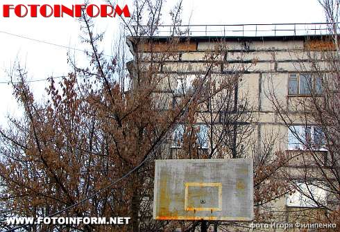 В Кировограде кабеля висят так, что можно убиться (ФОТО)