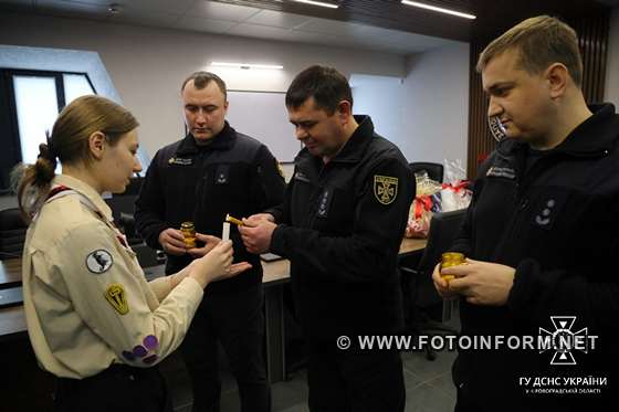 У Кропивницькому до рятувальників завітали пластуни з Вифлеємським вогнем 