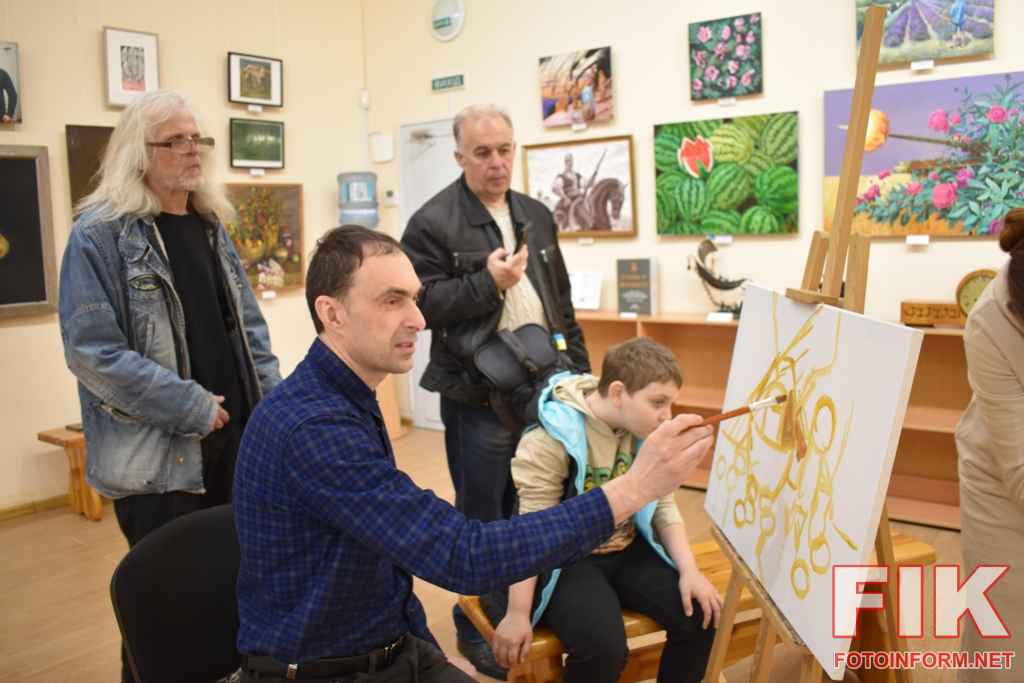 Колективне написання великоднього натюрморту учасниками майстер-класу в Музеї мистецтв Кропивницького