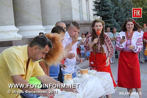 Кировоград: кто быстрее съест вареники (видео)